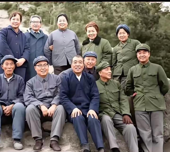 1975年秋，山西大寨虎头山留下一张珍贵合影。居中端坐的是大寨带头人陈永贵，身后