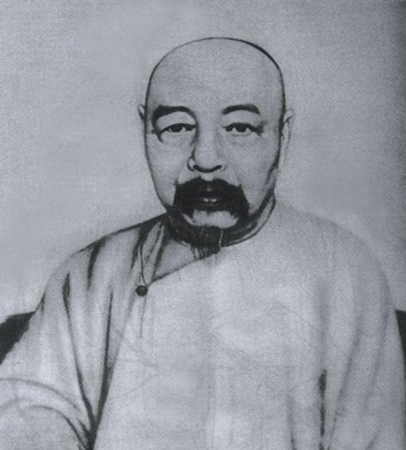 1881年，71岁的左宗棠奉命迎娶17岁的章怡。新婚夜，章怡擦干眼泪，正准备侍候