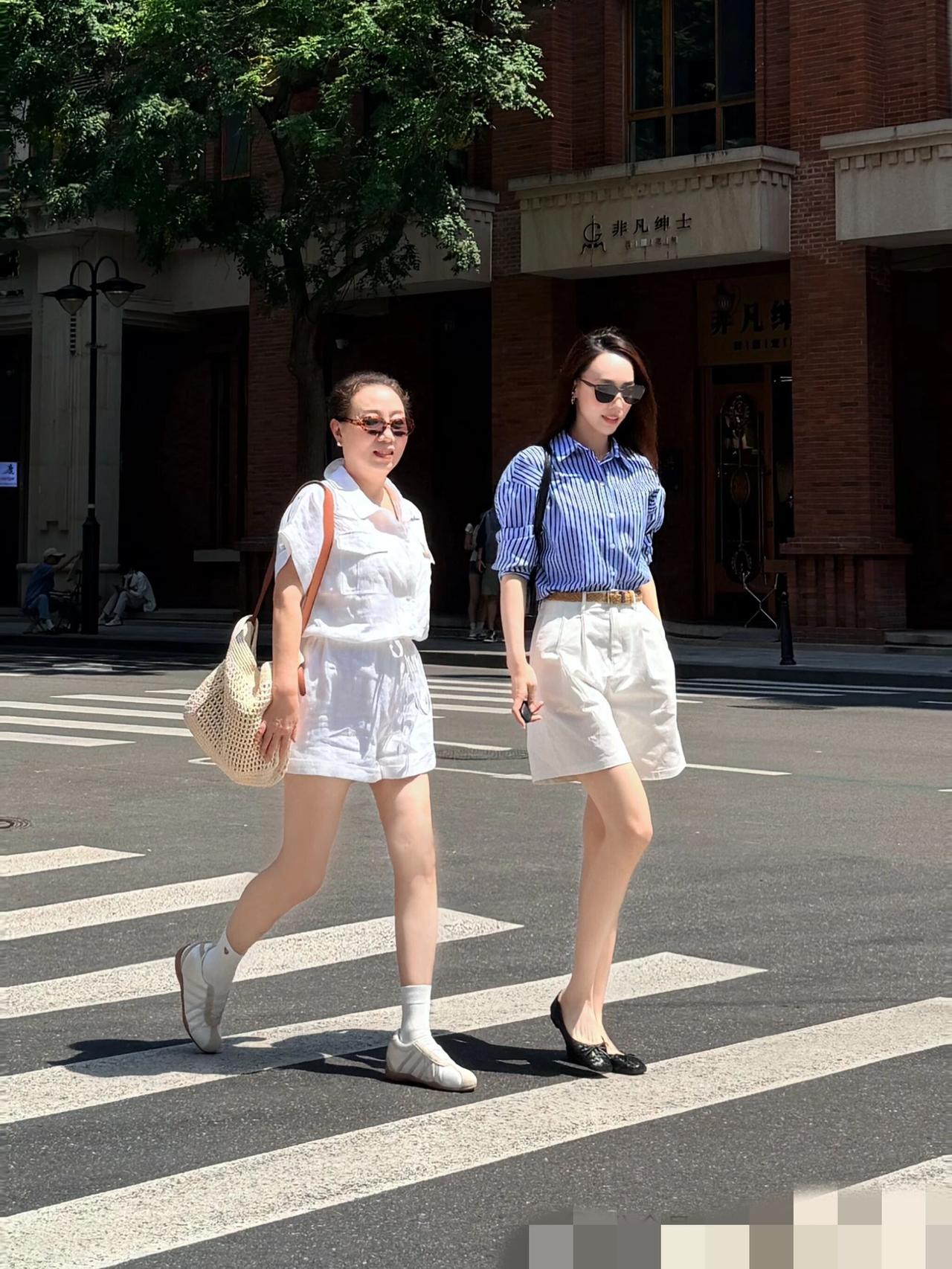 72岁婆婆和35岁儿媳走在一起。这个婆婆像72岁吗？