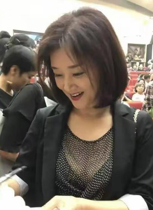刚过60岁生日的宋祖英穿搭依然时尚前卫，回归家庭，享受烟火气的她状态从容，气质温