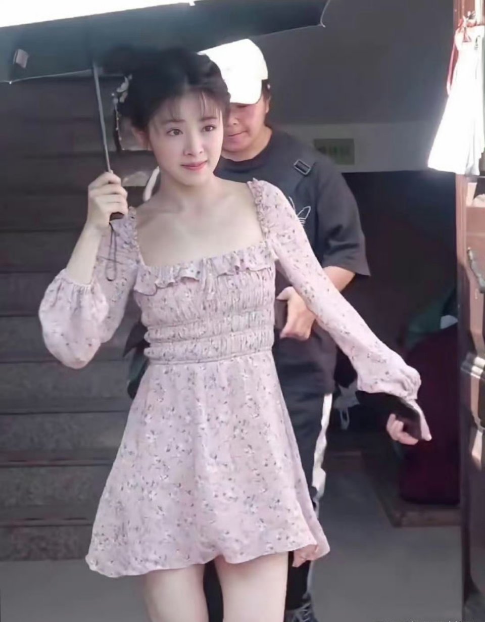 快40岁的张含韵打扮的像是少女，皮肤白白嫩嫩，这状态绝了​​​