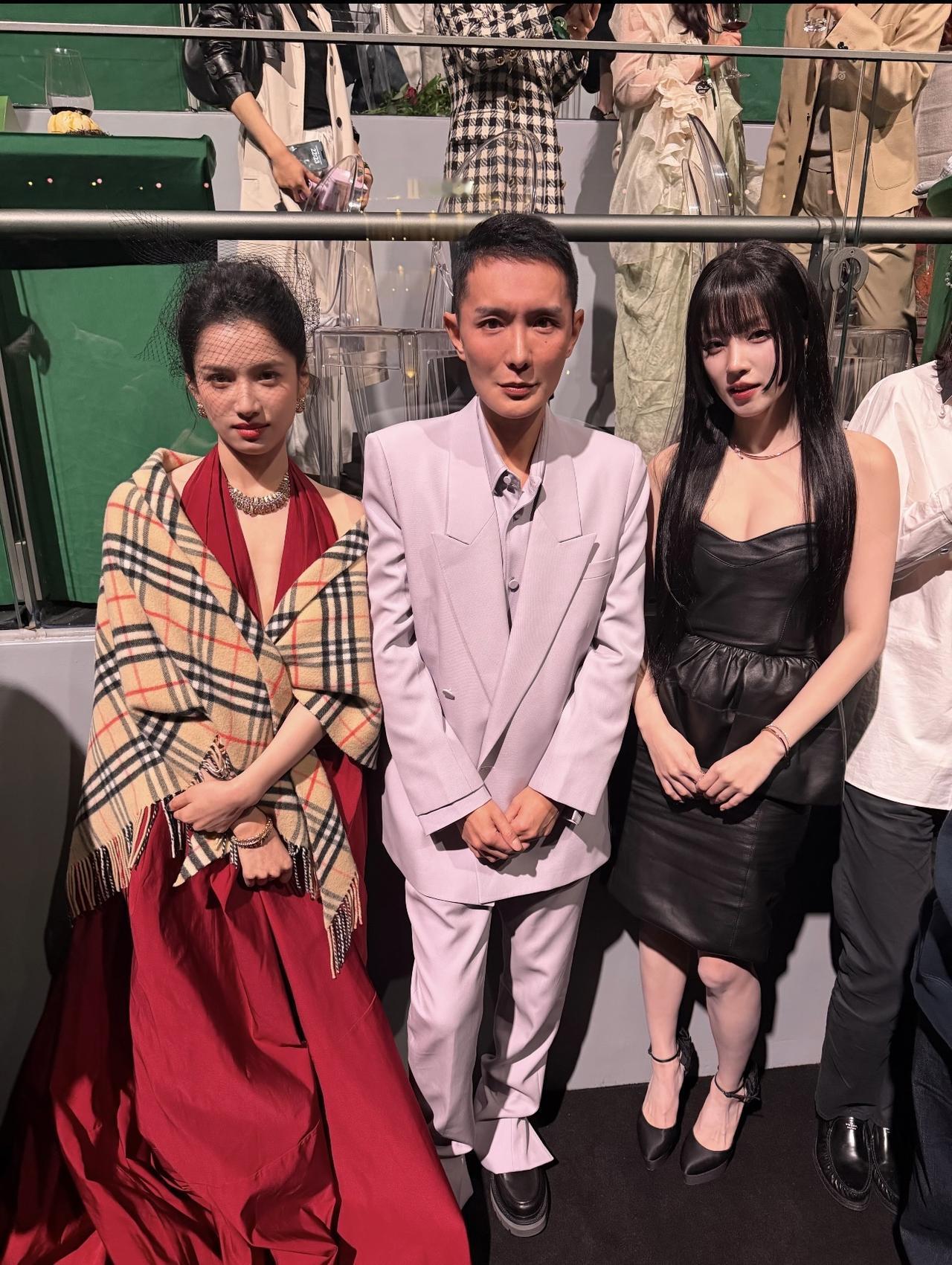10月24日,刘冲晒与张婧仪、宋雨琦合影,并透露:“第一张是宋威龙拍的,他说擅长