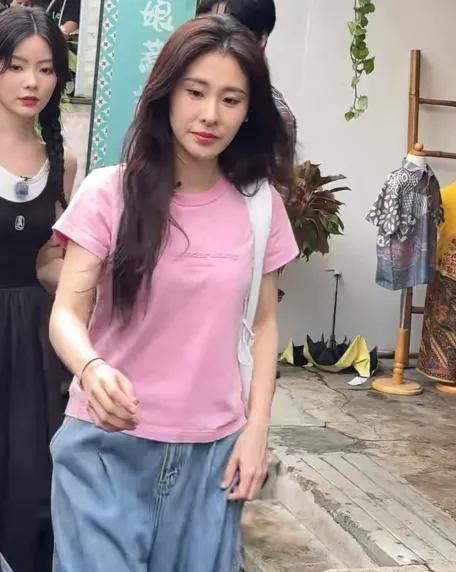 我表妹亲眼见过张碧晨。她说了一句大实话。她说：张碧晨跟电视看到的差别太大了！