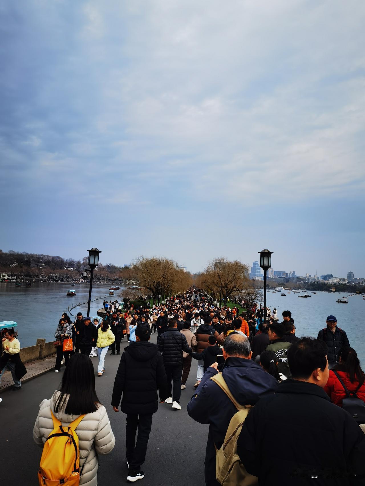 春节自驾游西湖，回来感觉到太累，人太多，没有多少喜悦，反倒增添几分烦恼。那就是停