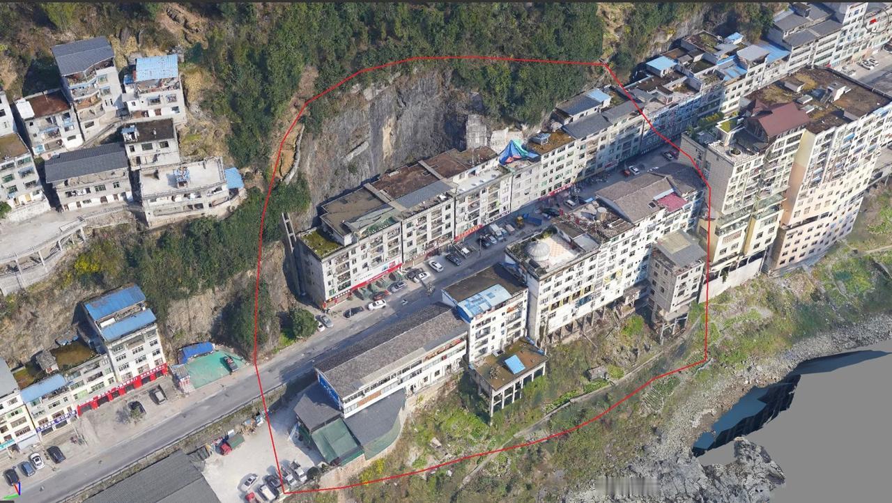 真心佩服重庆市彭水县城居民的勇气和魄力，把山削平，在乌江两边狭窄的谷地上建了这么