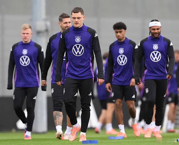 其实在哪个国家都一样，涉及世界杯预选赛，很多队都在算分。德国人正在一丝不苟地算分