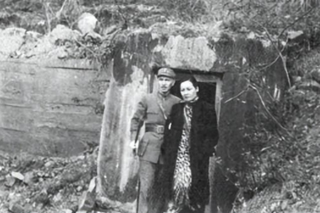 1939年，重庆大轰炸期间，老蒋夫妇在重庆南山黄山官邸附近的专属防空洞入口留影，