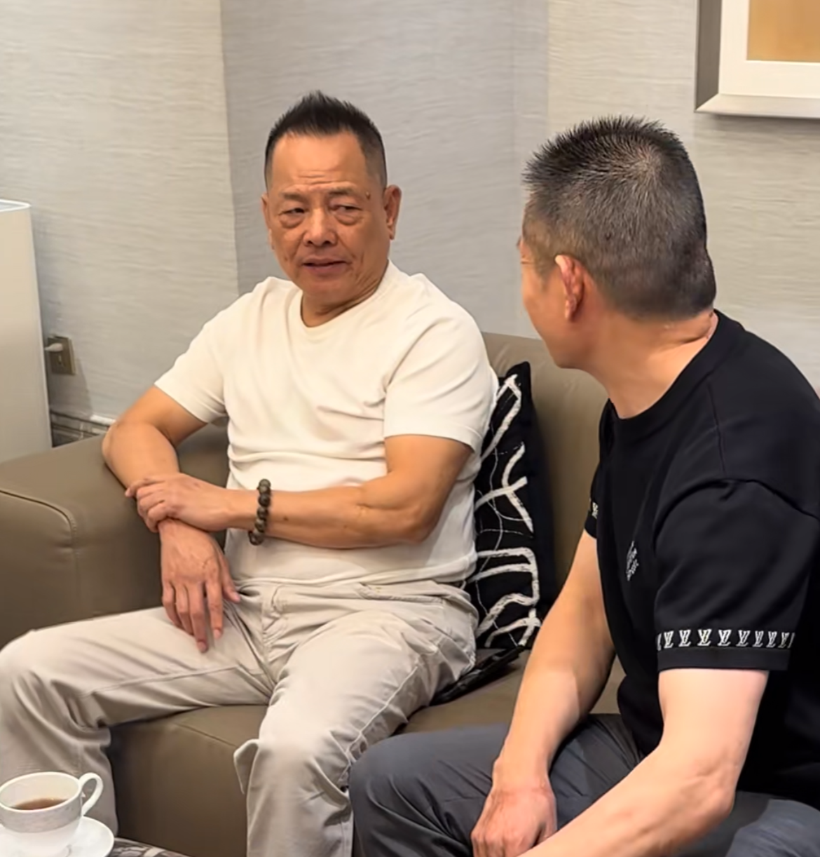 崩牙驹与上海“猛人”三得利三哥聚会！热情交流没有丝毫架子，手上的刀疤非常明显，