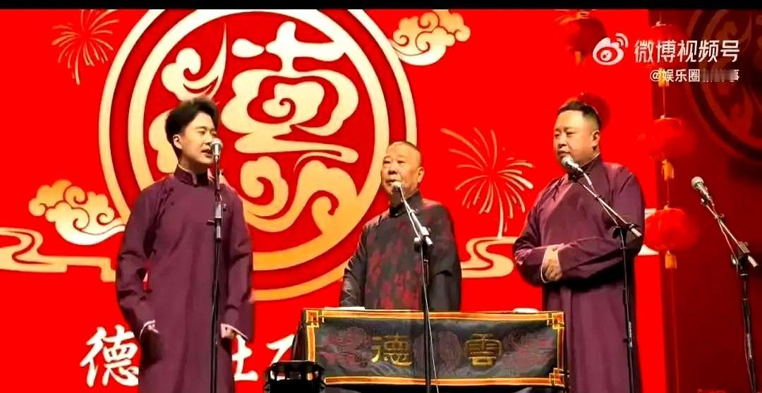 他喝剩的饮料，她接过去就喝了。深夜便利店，郭麒麟口罩拉到下巴，一手拎着关