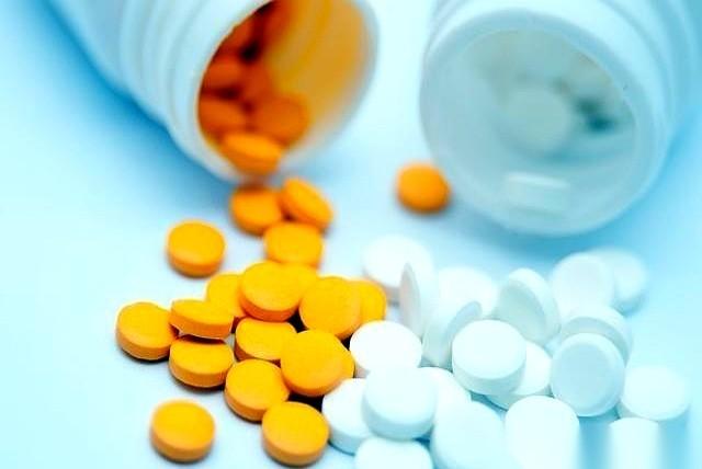 我跟你说，失眠这事儿，尤其搁在老人身上，根本就不是“睡不着”那么简单。那不是身