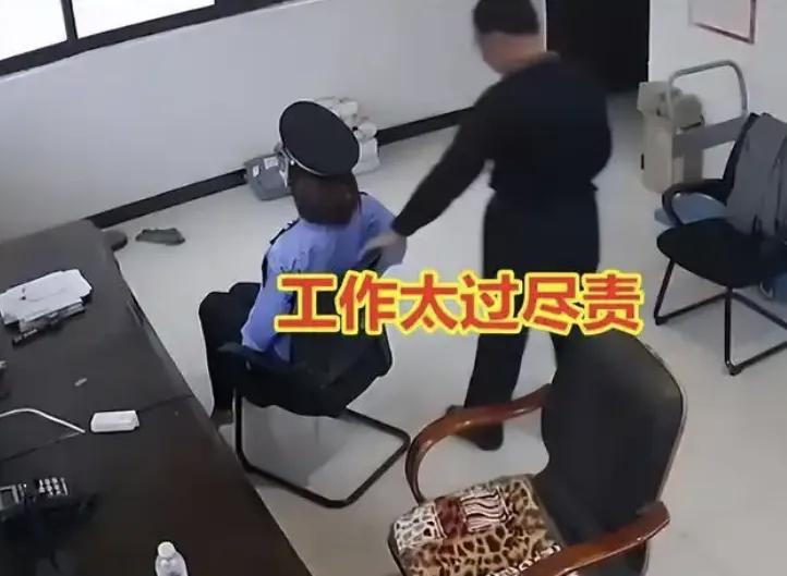 江苏南通，夜间值班室保安大爷买了一个女充气娃娃，但他可不是有什么特殊癖好，而是让