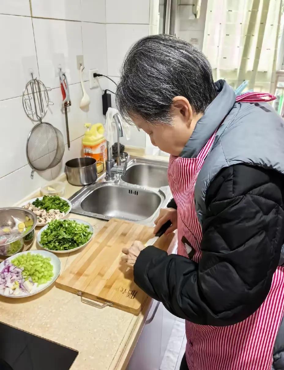 我妈76啦，有四份收入。第一份退休工资每月3100，每月8日固定打入她账户。第二