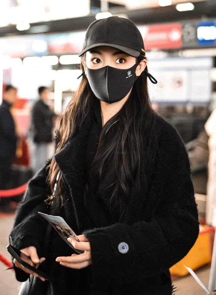 今天陈丽君现身北京机场，她这回搭配了一身黑色的衣服，看上去格外的有气势。陈丽