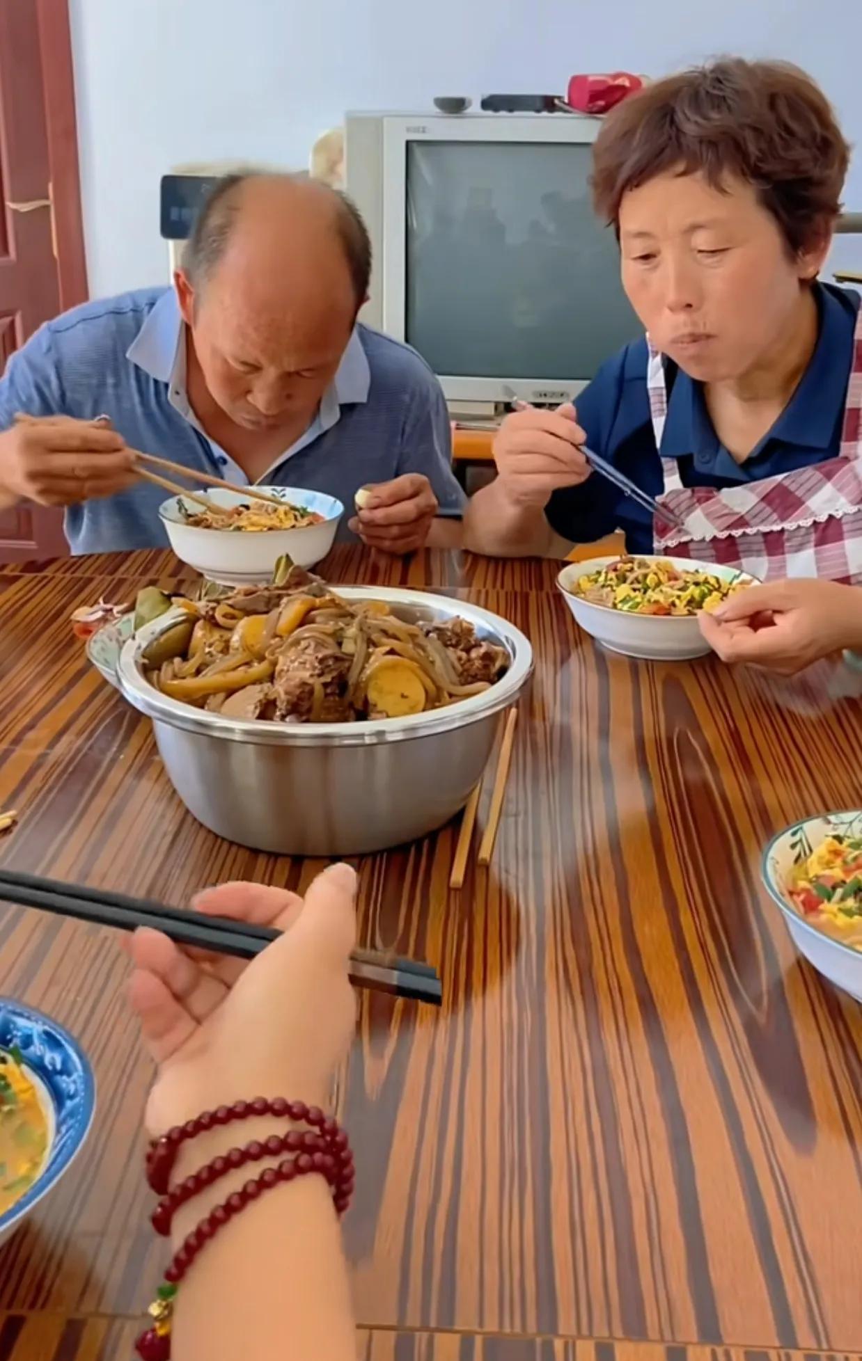 聪聪要结婚了，傻大妮真不应该这样！欠考虑！农村的傻大妮，她的儿子聪聪即将
