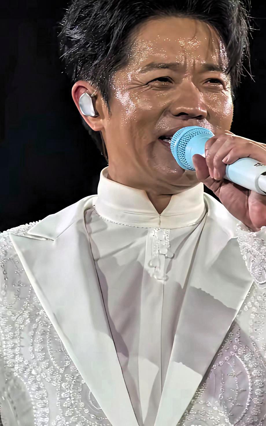 看到玲花和曾毅热成“老十岁”，我才明白：演唱会最贵的不是门票，是……长沙的盛