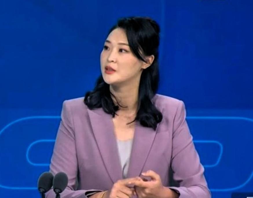 中国女排昨天那场球，3比2逆转美国队。赛后惠若琪在解说席上拆了一遍技术细节，我