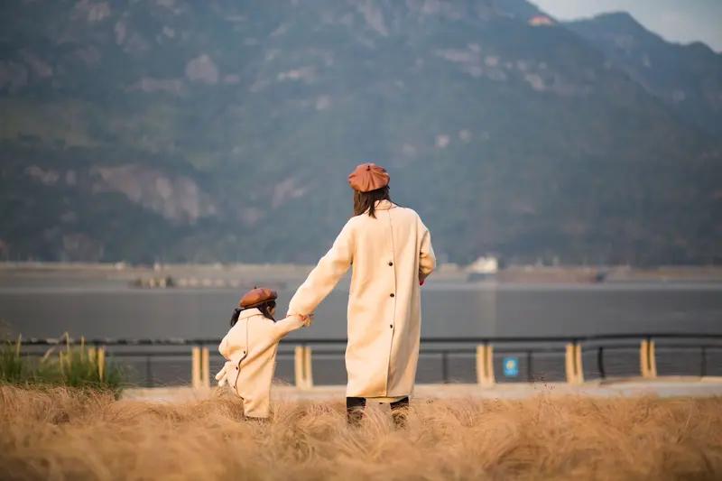 亲情和友情哪个更重要，这事儿还真不好说。亲情是天生的纽带，家人能提供无条件的爱和