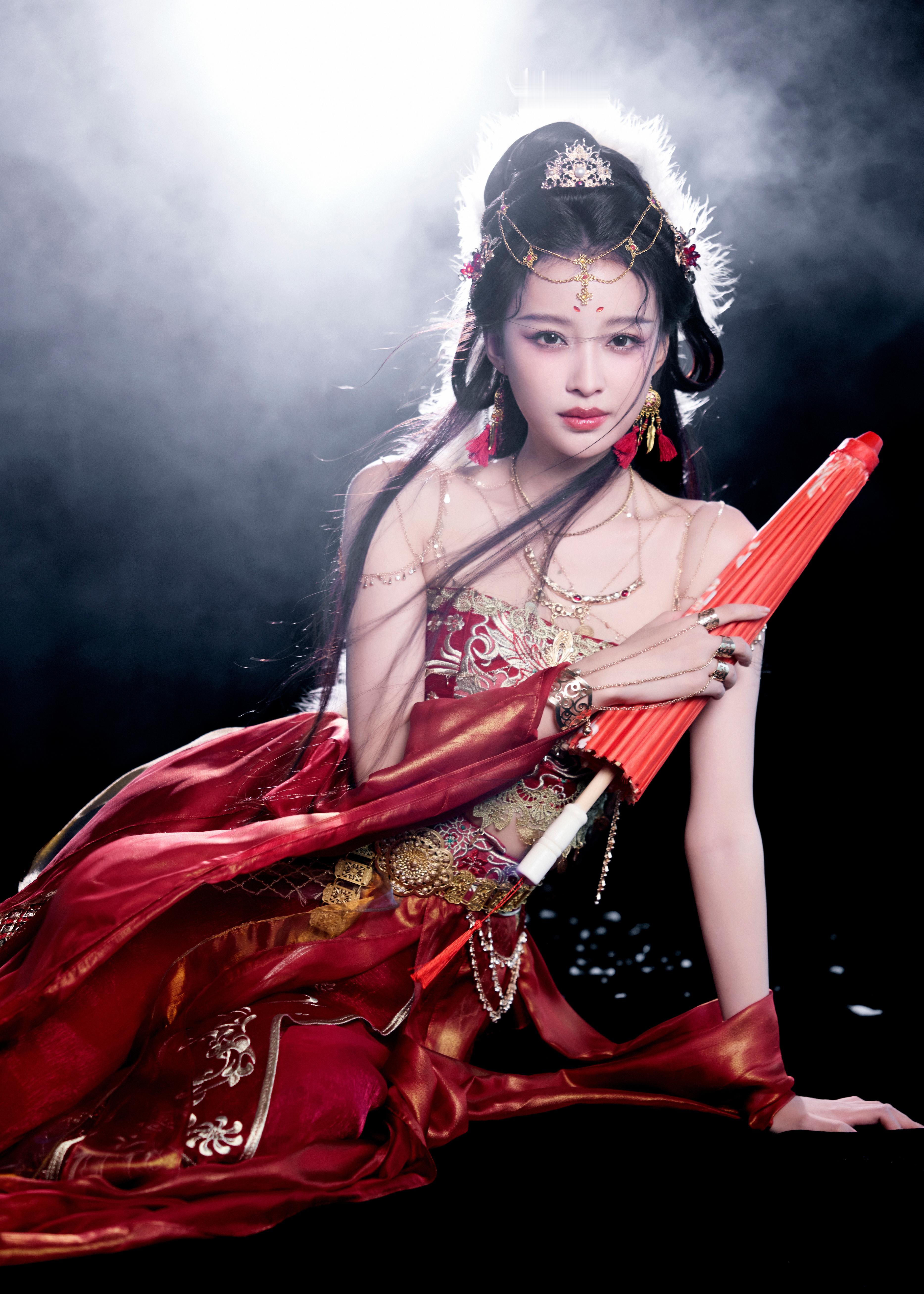 孙怡红纱金缕，步摇琳琅，她从仙雾中踏云而来，于宗门仙考间，演绎一场绝艳惊鸿的仙