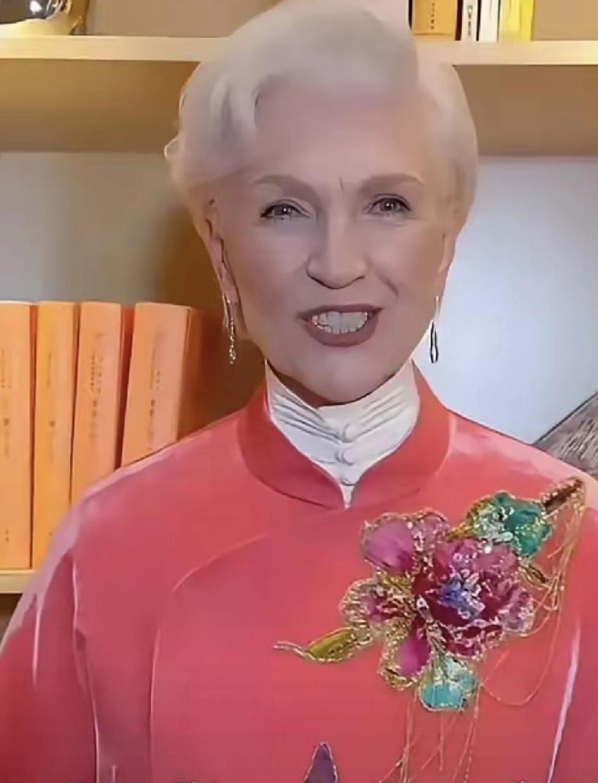 熊猫基建这次可把世界首富马斯克的母亲梅耶给看呆了！75岁高龄的梅耶·马斯克可不是