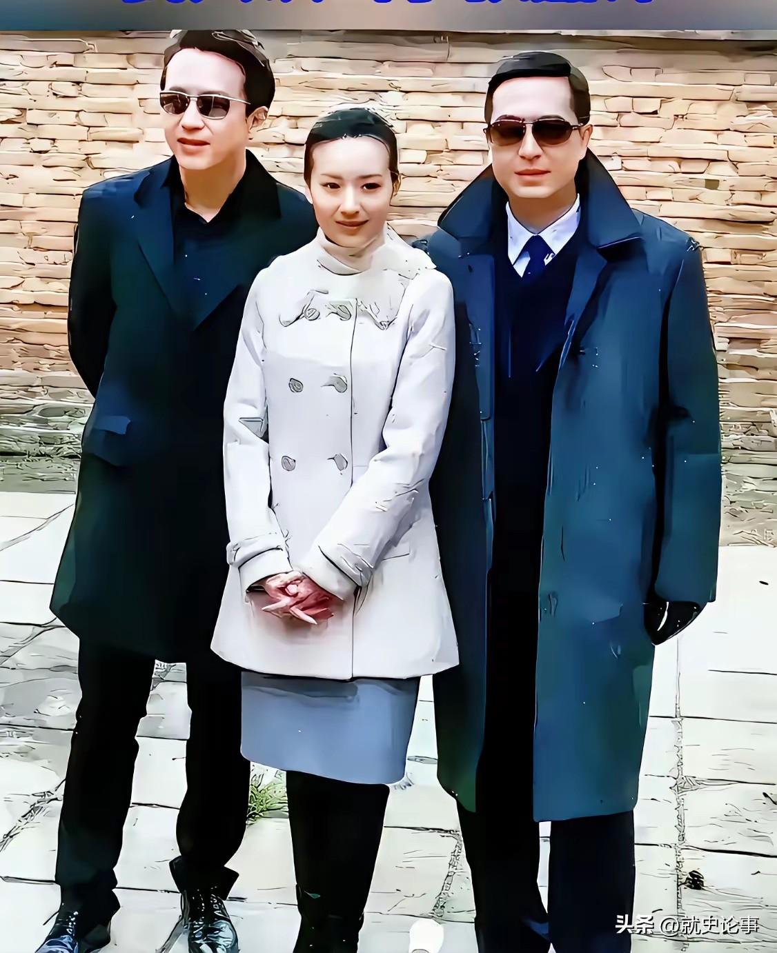 张嘉译、邓超同框，中间美女是谁？镜头下，张嘉译佩戴墨镜，长款风衣，双手背于身后，