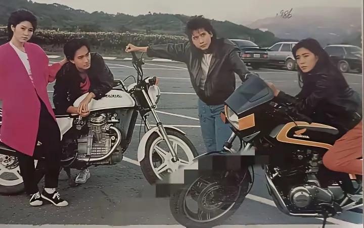 大家仔细瞧瞧这张照片，上面有个数字——1986，看来这照片是1986年拍的。那个