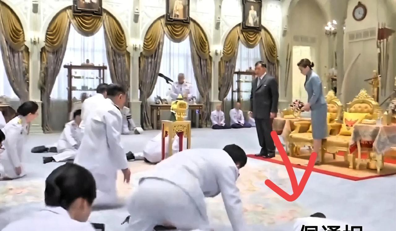泰国国王为何会对佩通坦网开一面？看她跪拜时身体有多低？脸贴地面，这代表臣服，国王