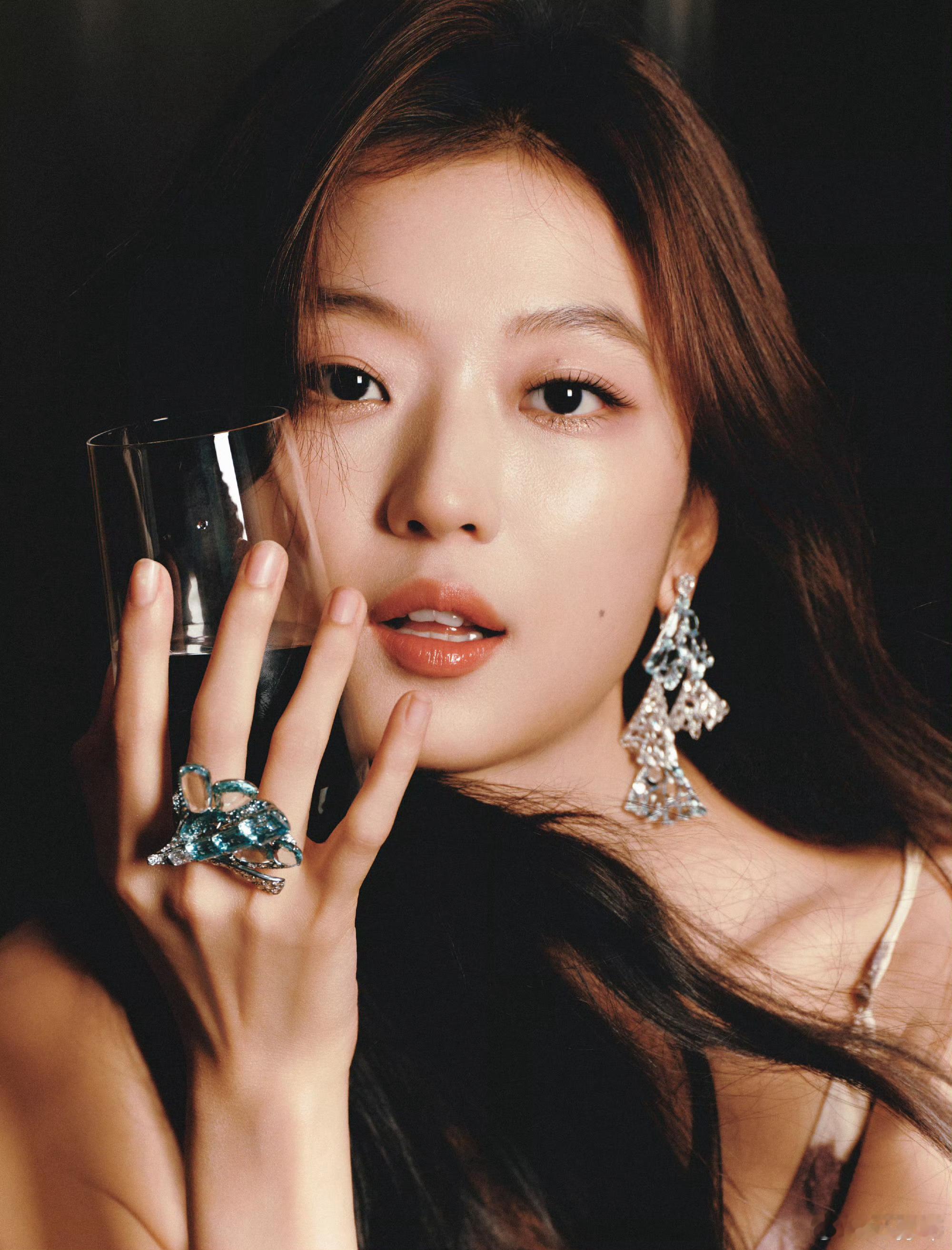 孙千倪妮独美这两位美女姐姐，真的印证女生不靠感情照样闪闪发光说实话，看热搜真的感