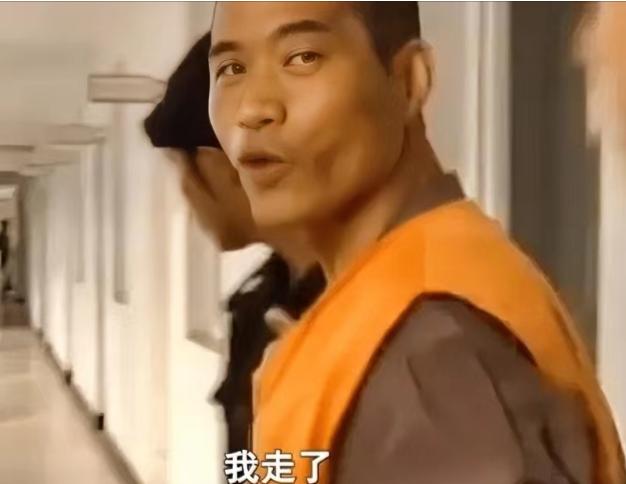 2005年，一青年男子笑着走进刑场，对着母亲和妻子说：我走了。待审判官正要抬手行