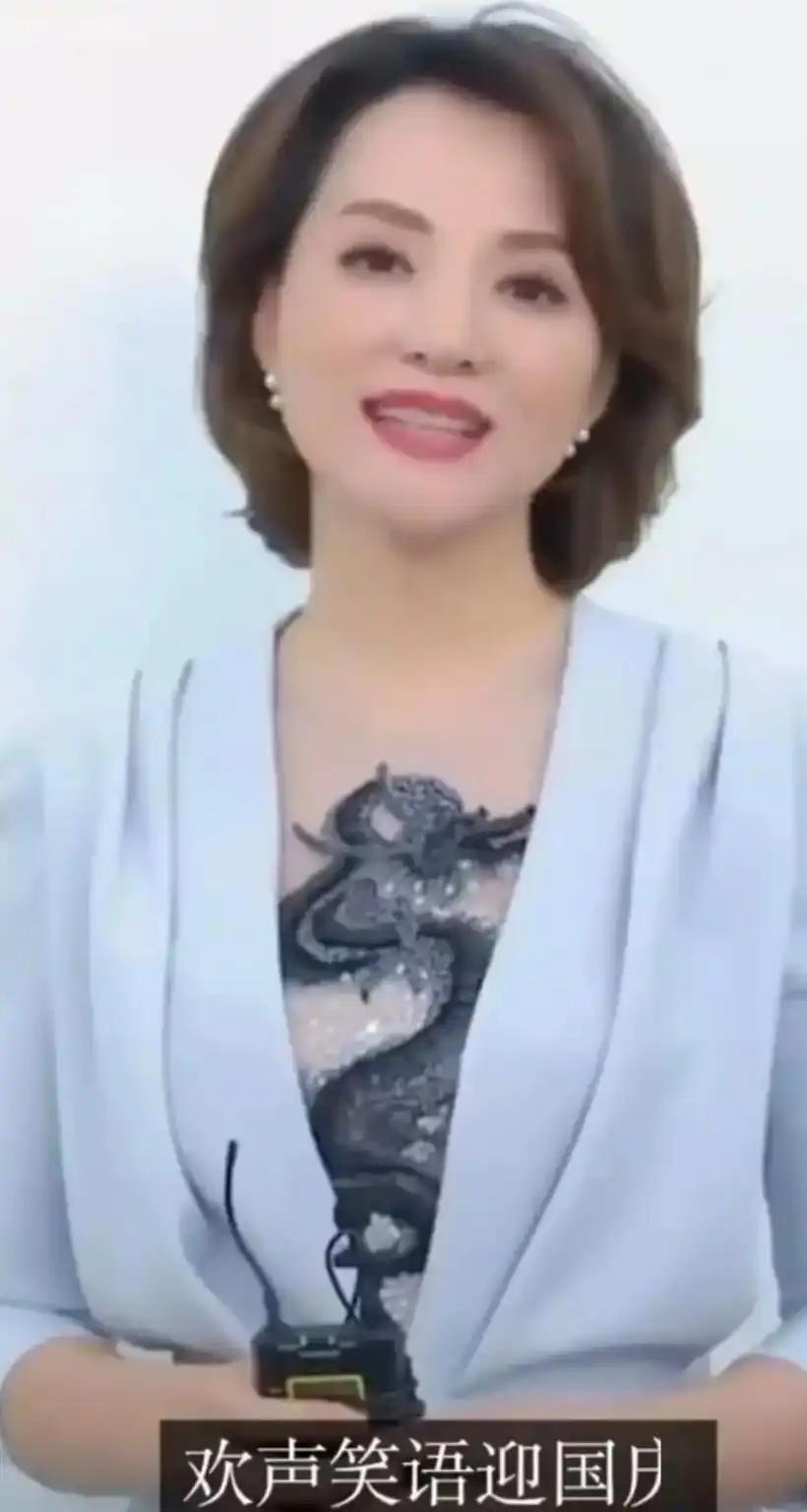 国庆当天刷到董卿发的那条祝福视频，前后不到十秒。镜头里的她神态舒展，端端正正