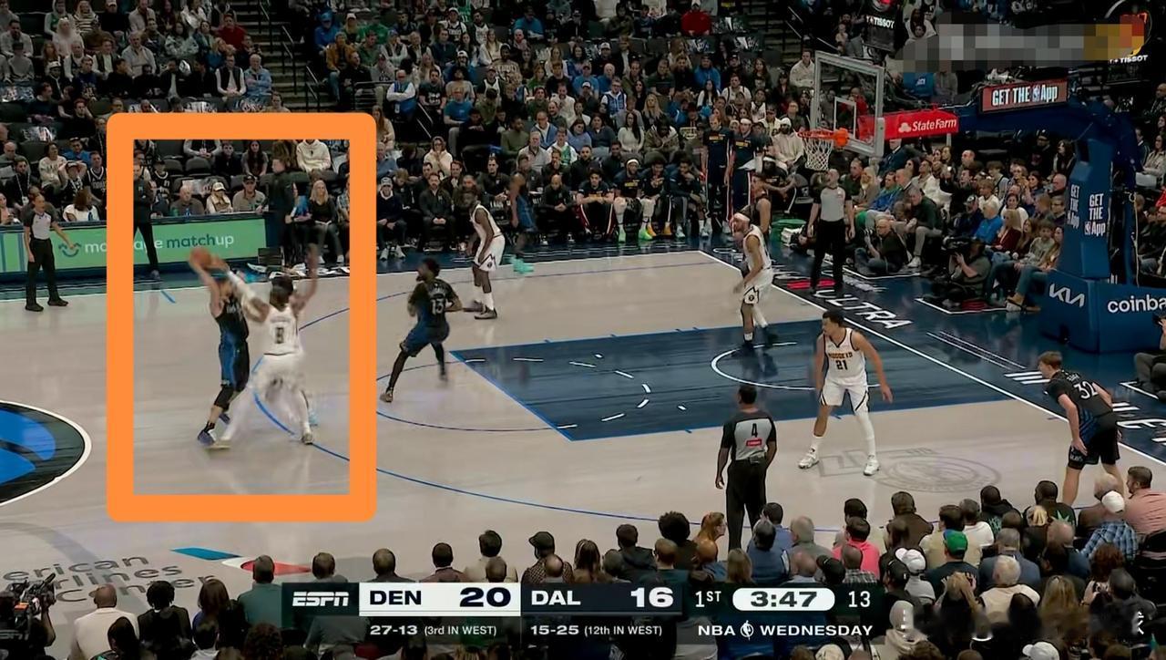 独行侠老将汤普森真是太受对手重视了！在今天独行侠主场迎战掘金的比赛中，当时比赛进