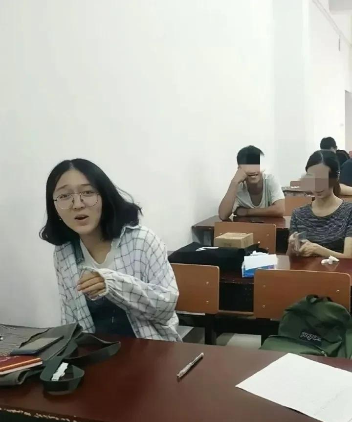 一位心理老师说得对，杨同学就是太压抑了，看到男生“挠痒”，误以为别人就是爱她！喜