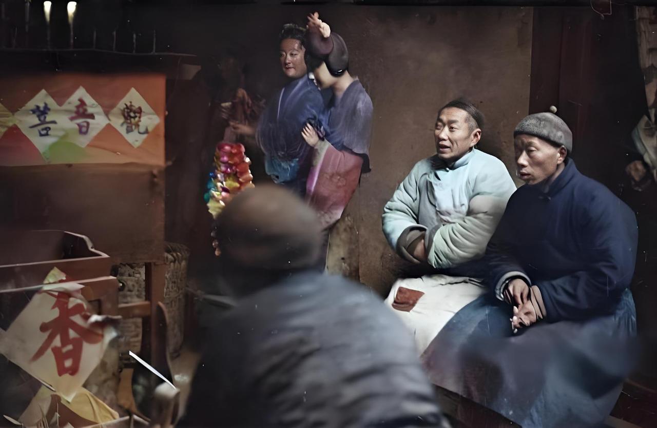 这张老照片是1937到1949年拍的，就是普通人在寺庙里拜拜的场景。你看画面里，
