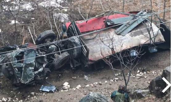 太惨了：印军装甲车冲下悬崖，死伤数十人，莫迪又发文哀悼综合印度多家媒体报道，