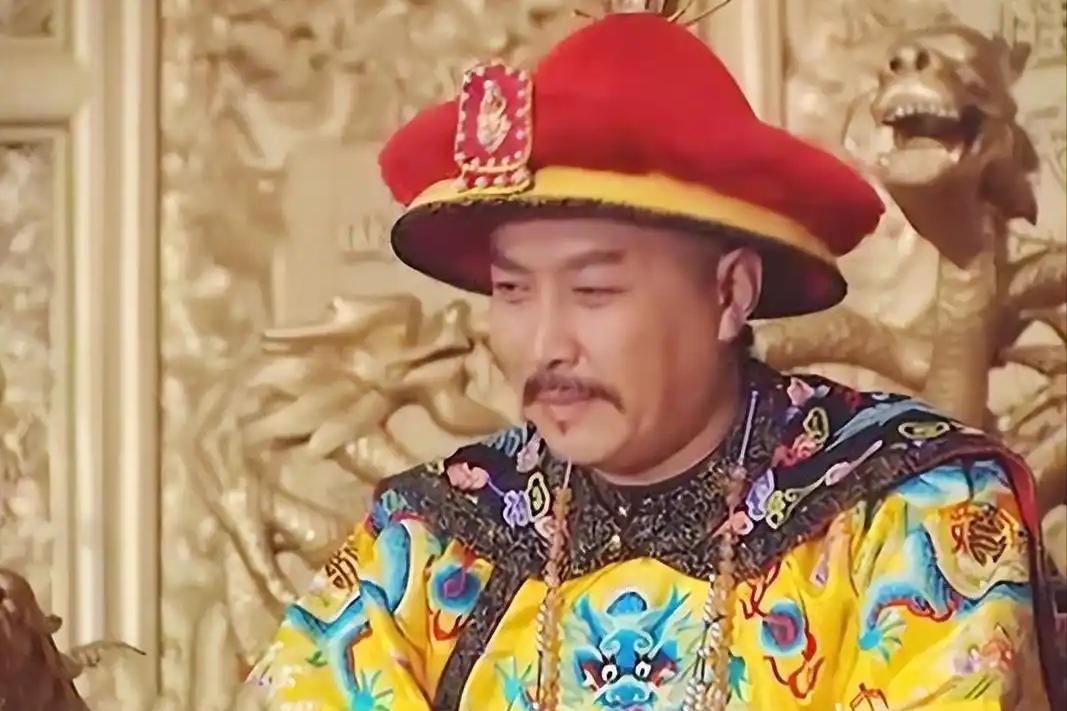 1727年，正为雍正宽衣的太监，突然扑通跪地，颤抖着说：“皇上，您的脖子……”雍