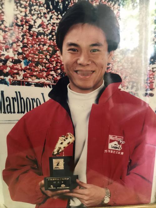 1994年，广州越秀山。南方的夏天闷热，看台上挤满摇着扇子的球迷。一个身高1米6