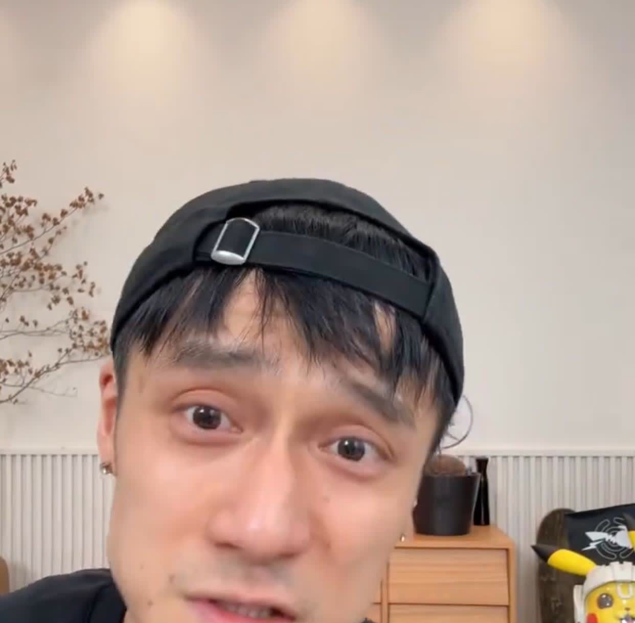 蒋劲夫在直播间真是什么虎狼之词都敢说啊。有网友看他黑眼圈特别重就问他是不是解决个