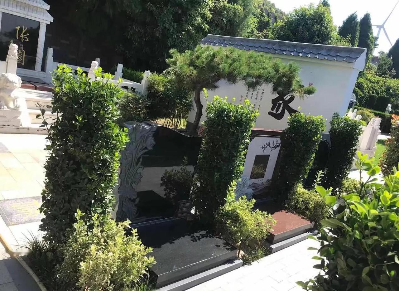 上海，老人生前和老伴一起买了一处合葬墓穴，老伴走后落葬没几年，老人也去世了，没想