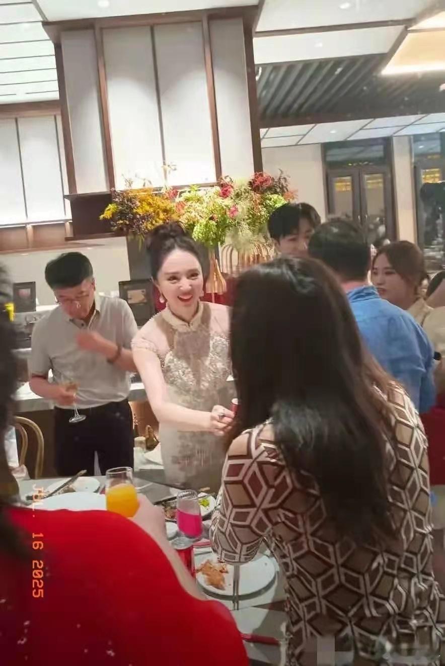 董璇婚礼现场明星云集！新娘穿白裙好美，小酒窝和继父神同步！​​​