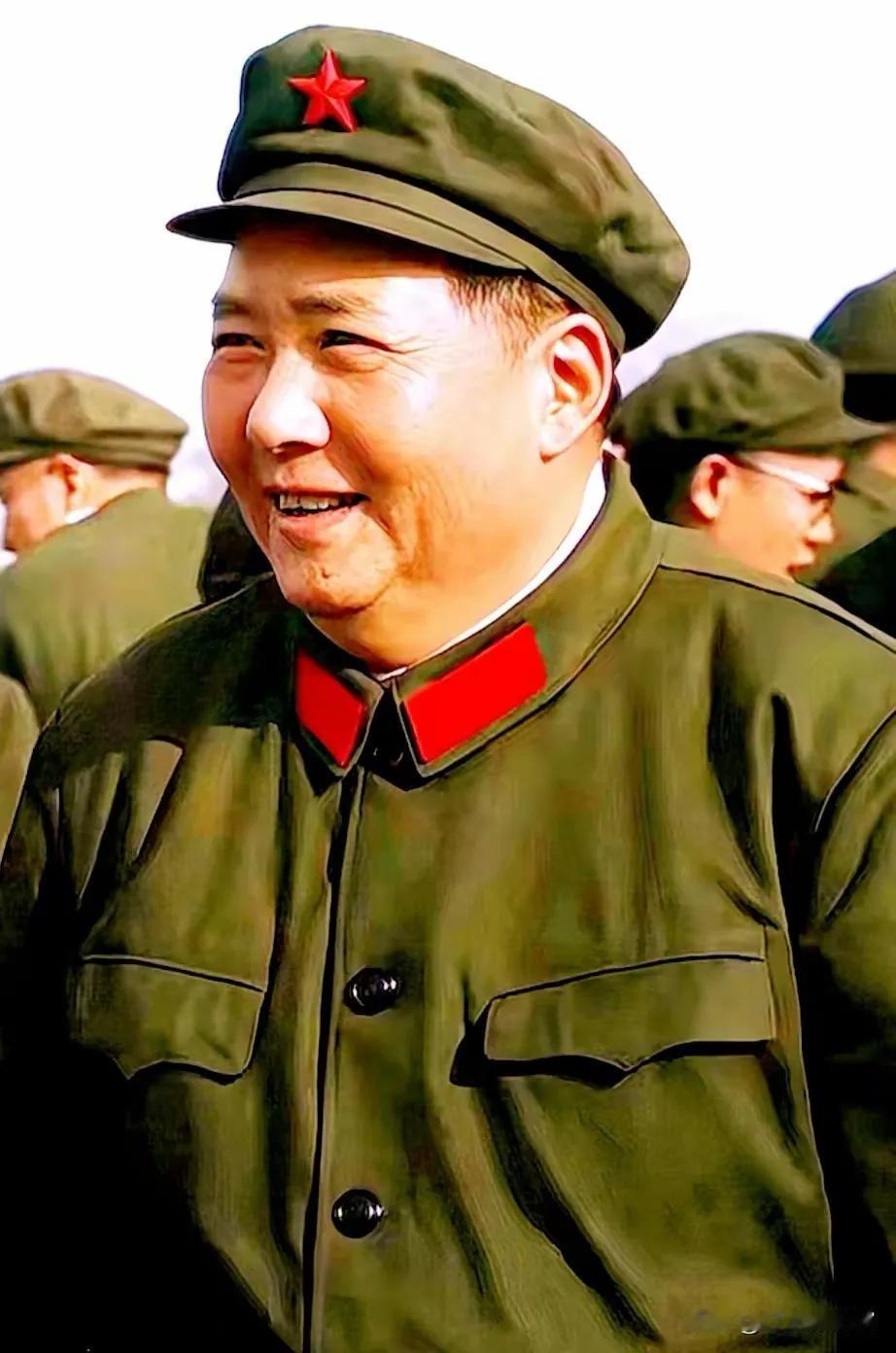 照片中的军装是65式军服，也就是大家常说的“一颗红星头上戴，革命红旗挂两边”的款