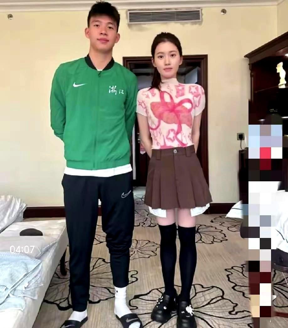 王钰栋即将出征欧洲，亲姐姐陪伴照顾起居生活！王钰栋近日已签约瑞士经纪公司，目前