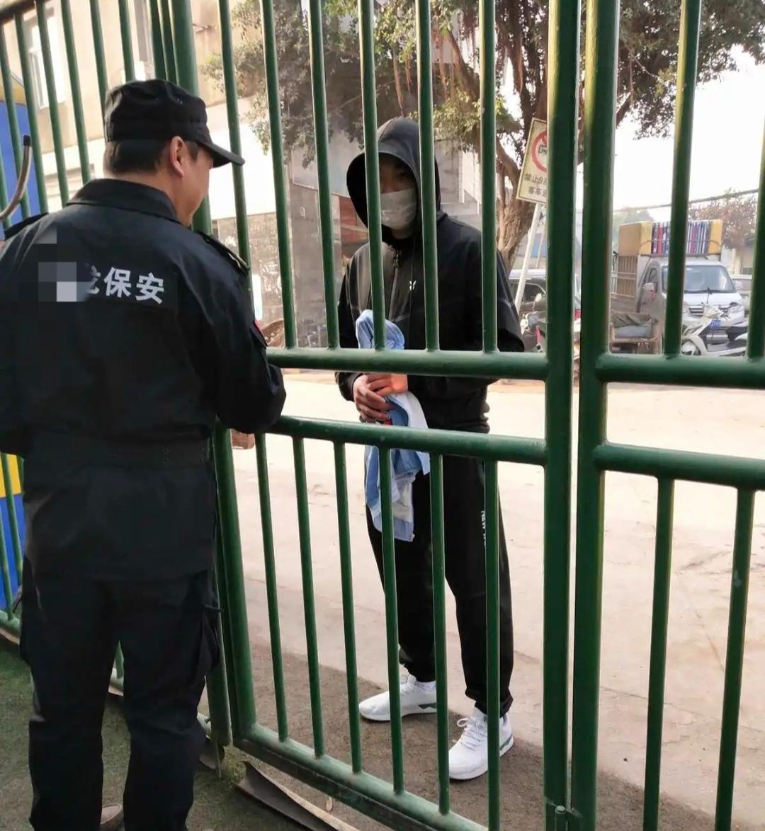 现在大家是不是经常会看到一些小区门口，保安板着脸拦在门口，外卖骑手攥着拳头满脸急
