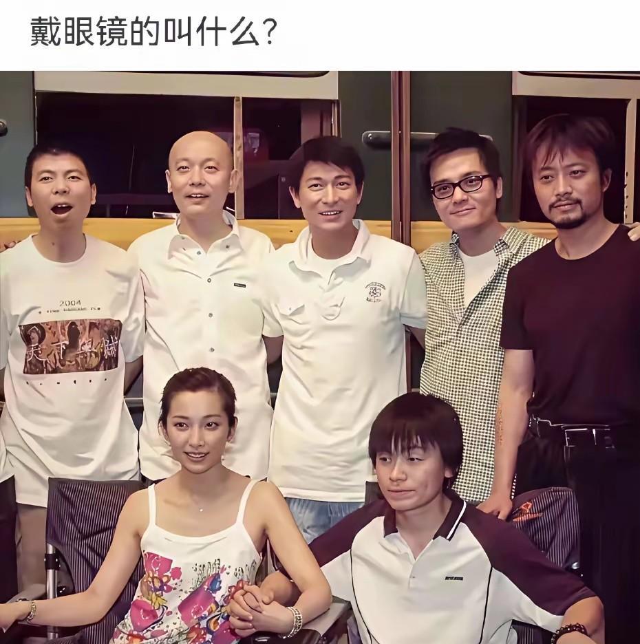 眼镜男是谁？我记得他的招牌动作是跨栏吧！