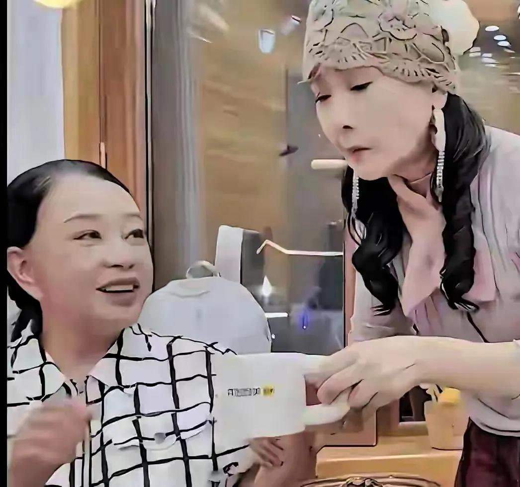 今日网友看到刘晓庆老师真的不像75岁，这一点我超认同。近日综艺节目里，粉丝激动称