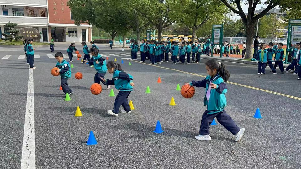 我们学校通知老师要转岗了，部分老师必须转岗，学校给了三种选择，每个人必须先选一个