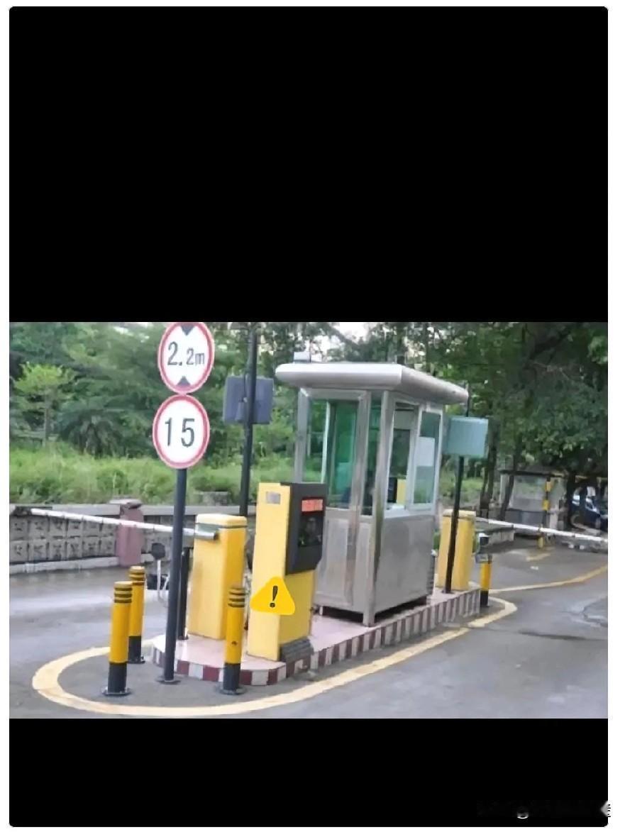 河南新蔡这事儿，看得人后背发凉。孩子在学校人没了，这本来就是天塌下来的事。可