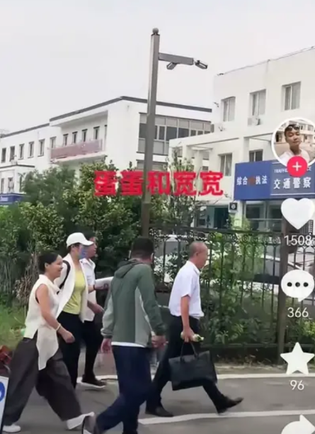 大家看看，这就是今天的小熊和老宽！     小熊一直在网上说她是不会来北京的，