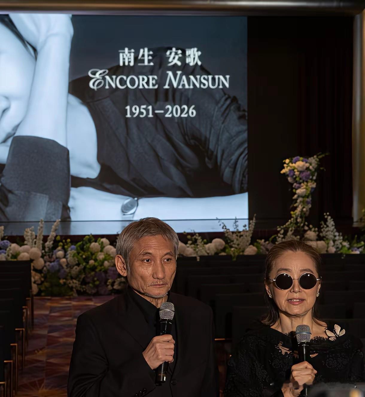 施南生追思会上徐克声音哑了，他像一个孤独的老人守望着曾经的爱人，久久不肯离去。