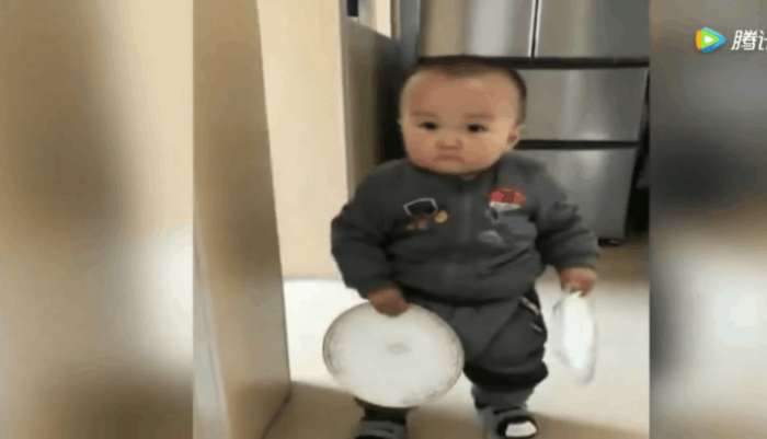 实拍: 小宝宝饿了就悄悄跑进厨房, 出来的一瞬间吓坏妈妈了