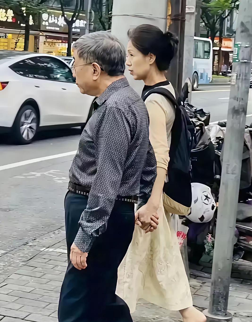 看看在街头遇见了谁？没想到，他俩感情这么好。手牵着手，肩并着肩，伉俪情深，太有爱