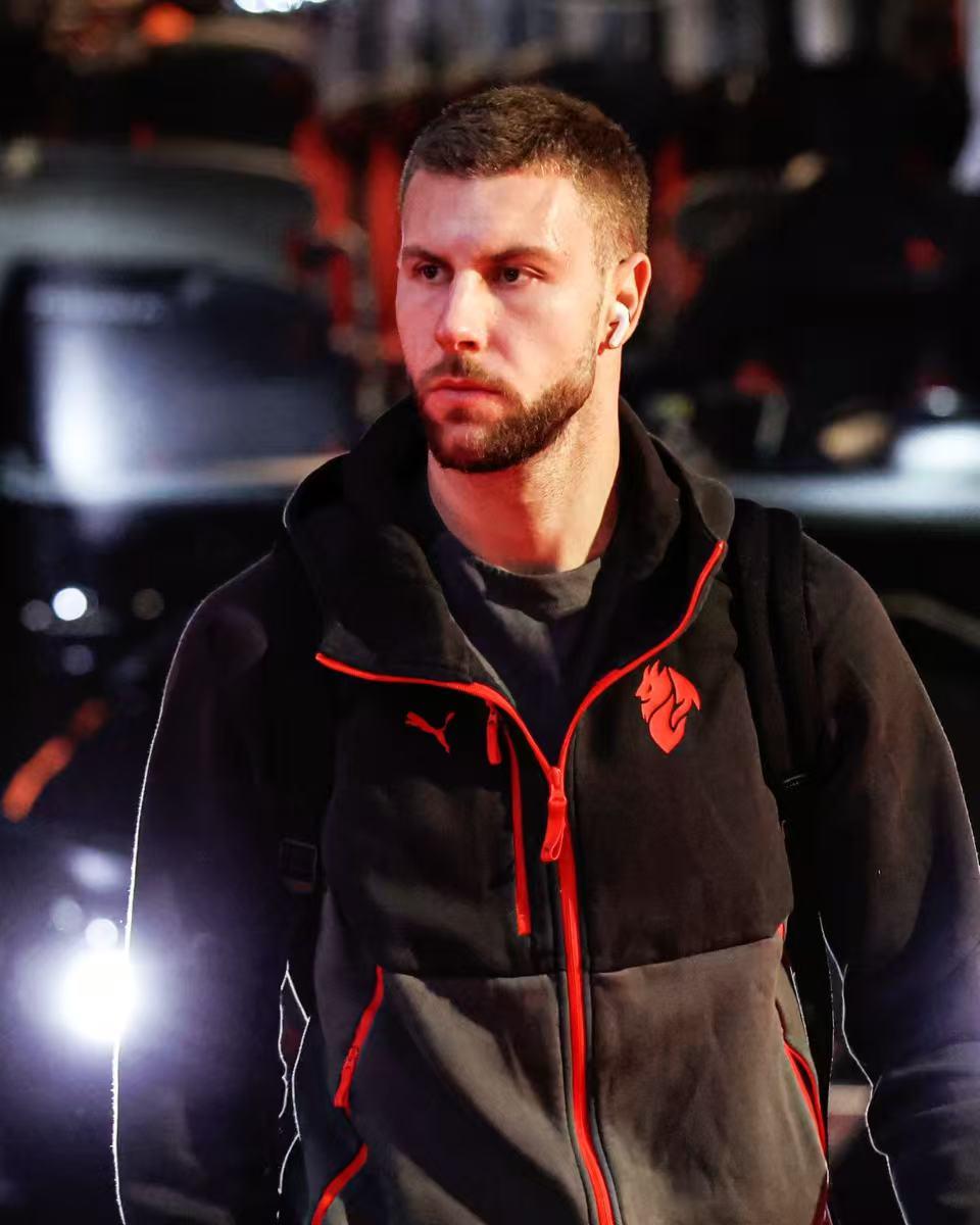 帕夫，米兰救星！在米兰2比0胜克雷莫那的比赛中，为米兰打开胜利之门的正是帕夫洛